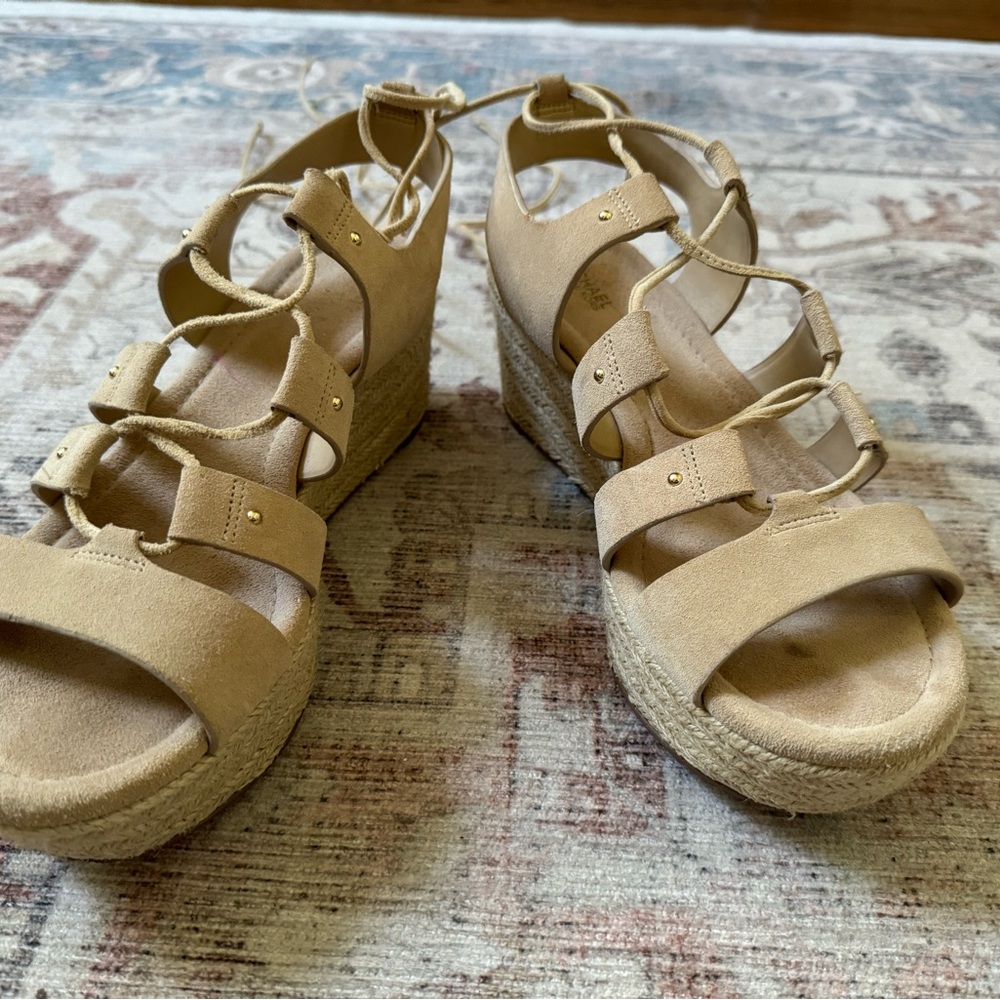 MICHAEL KORS SOFIA MID WEDGE BONE BEIGE SUEDE, SIZE 8.